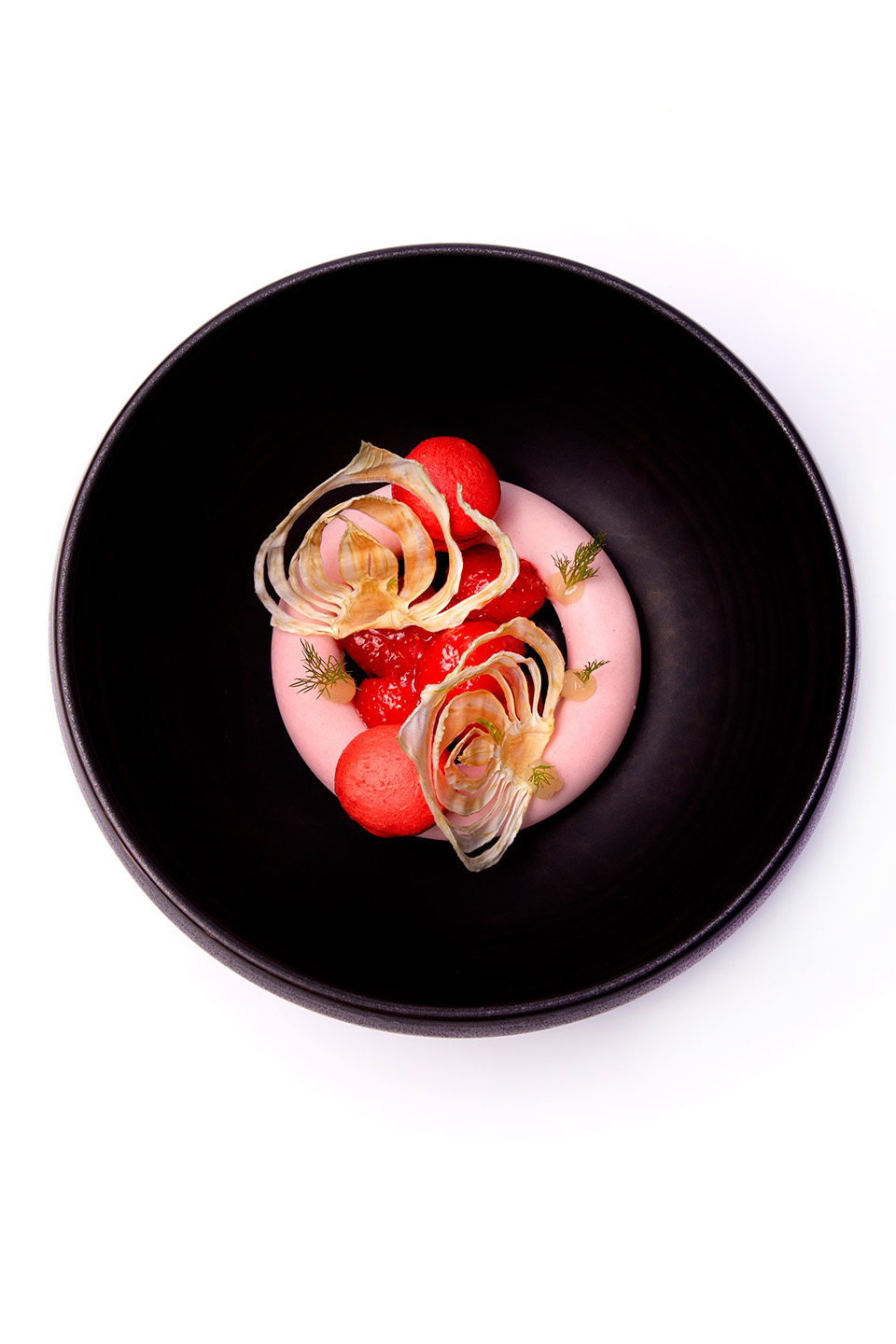 Aardbeienbavarois met frambozenmacaron, venkel en groene appel